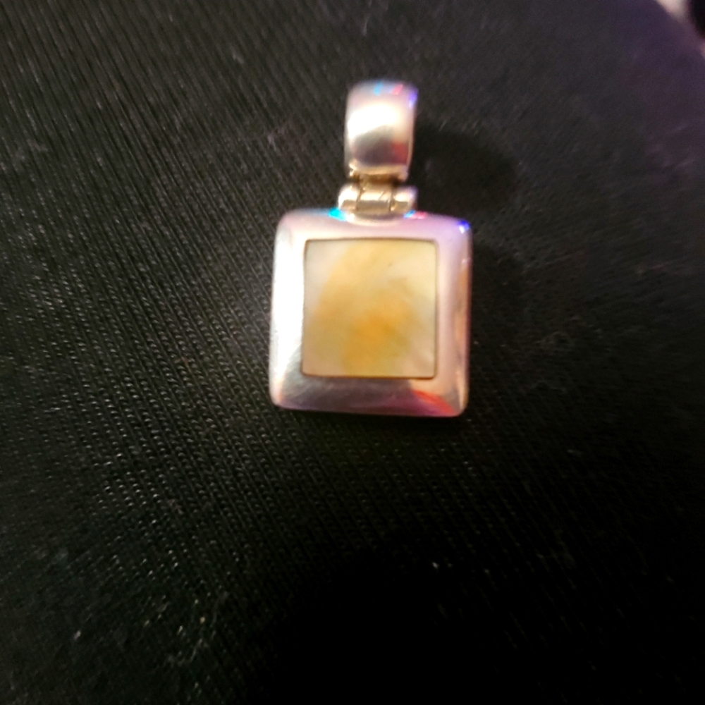 Women's sterling silver pendant.